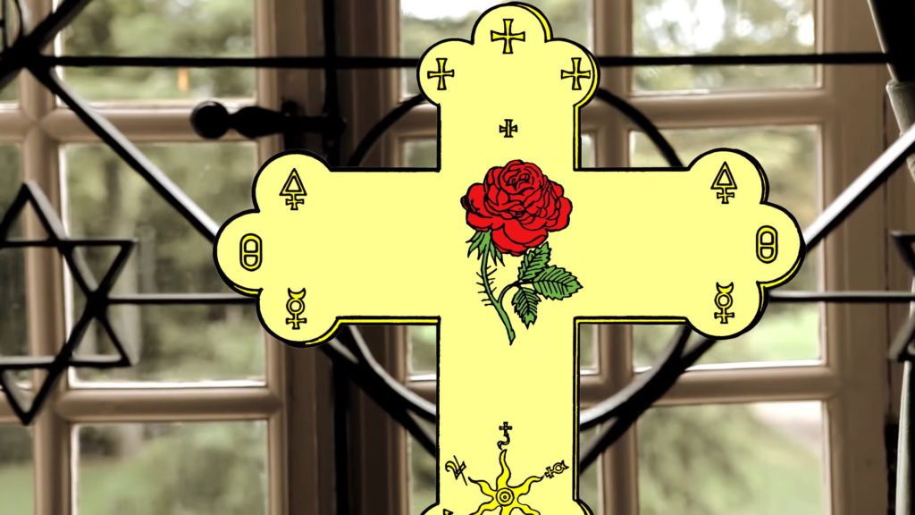 Crucifix chrétien avec une fleur de rose rouge au centre