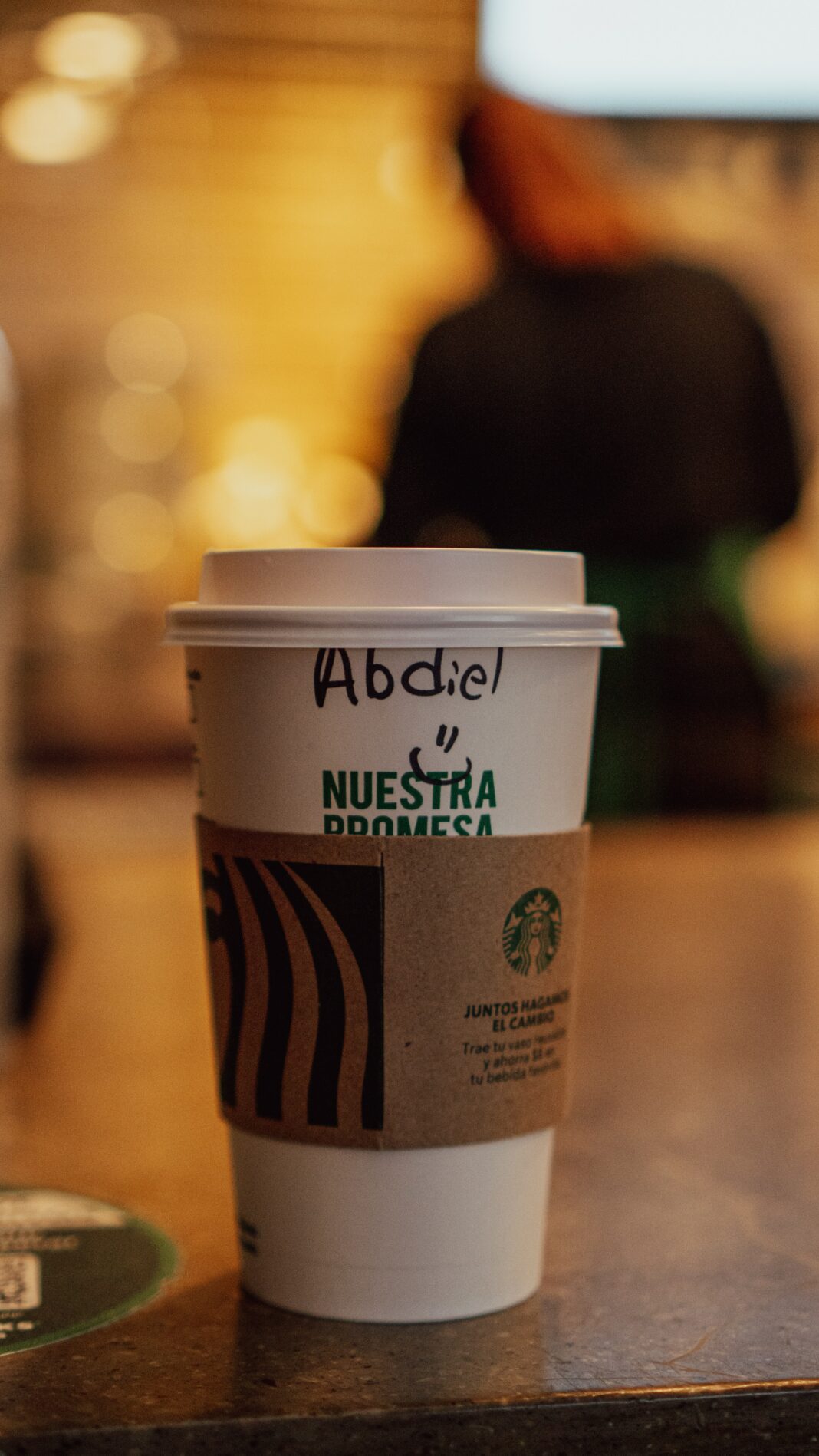 Une tasse de café avec un prénom inscrit, symbolisant la fréquence à laquelle on peut voir son prénom partout.