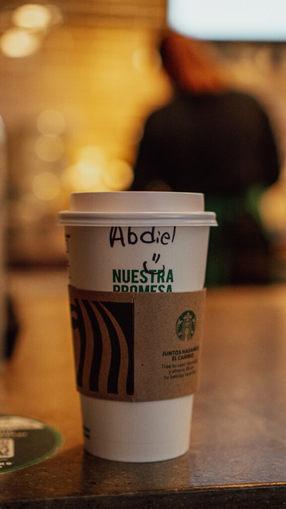 Une tasse de café avec un prénom inscrit, symbolisant la fréquence à laquelle on peut voir son prénom partout