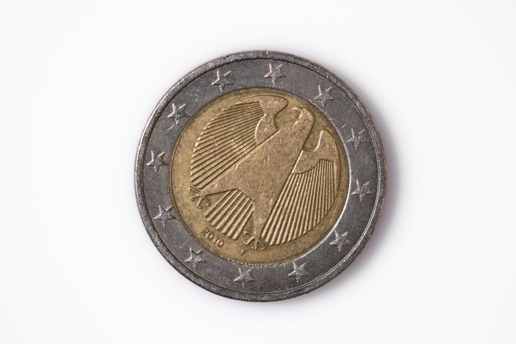 Une pièce d'argent posée à l'intérieur, évoquant la signification de trouver des pièces par terre.