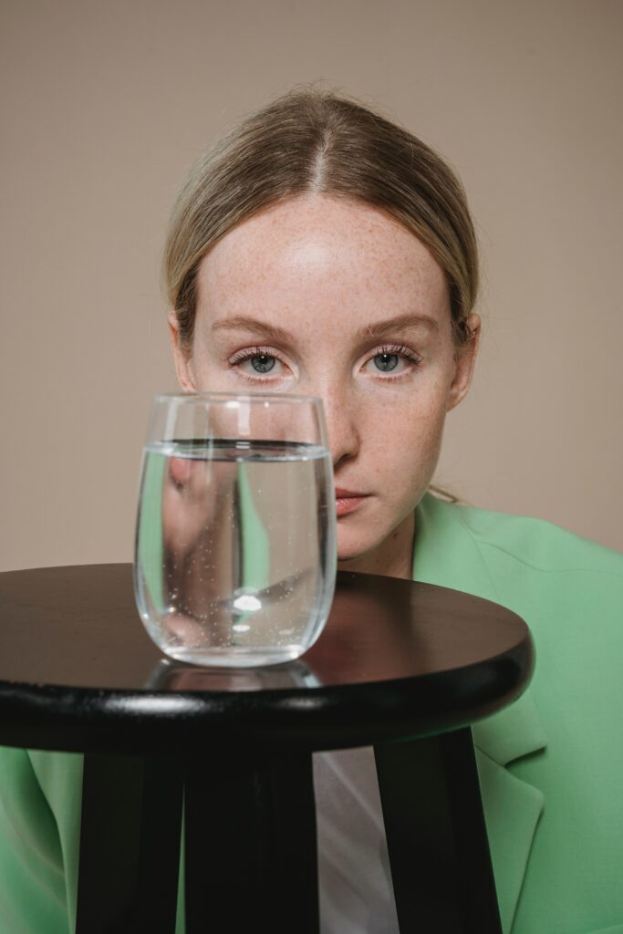 Un verre d'eau avec une mouche à l'intérieur, illustrant le sous-titre "Mouche qui tombe dans un verre : signe de mort