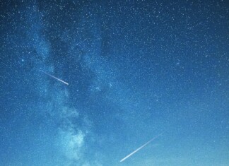 Deux étoiles filantes traversant un ciel nocturne parsemé d'étoiles