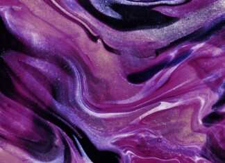 Peinture abstraite représentant différents dégradés de violet symbolisant le voyage spirituel et mystique de la couleur violette