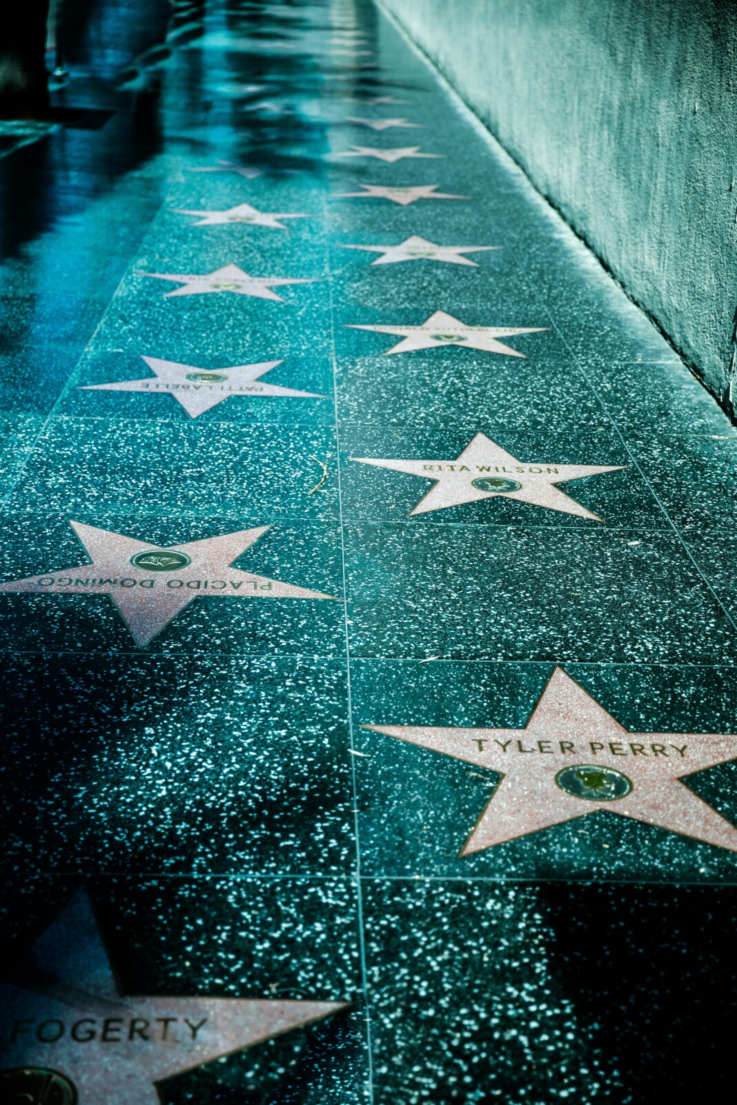 Tronçon du trottoir montrant des étoiles gravées avec les noms de diverses célébrités.