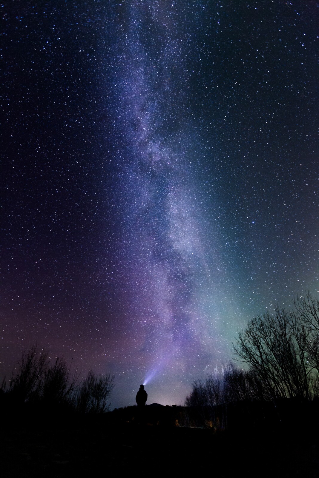 Une nuit étoilée révèle les Pléiades, illuminant le ciel sombre et mystique.