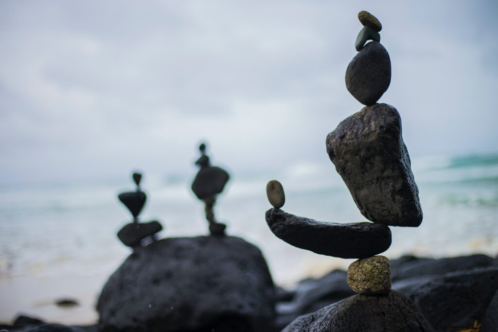 Une image des roche bien equilibre l un sur l aure qui repraisente la balance pour évoquer l'idée que le karma ramène toujours l'équilibre