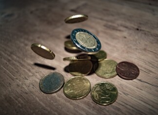 Pièce de monnaie étincelante sur le trottoir, symbole de chance et de mystère, illustrant la signification de l'argent trouvé par terre dans l'article sur la spiritualité