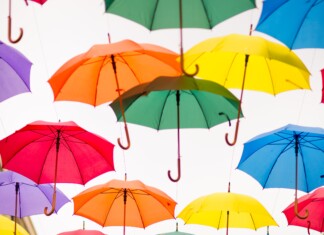 Une collection de parapluies multicolores suspendus en décoration à Orléans, Centre-Val de Loire, France.